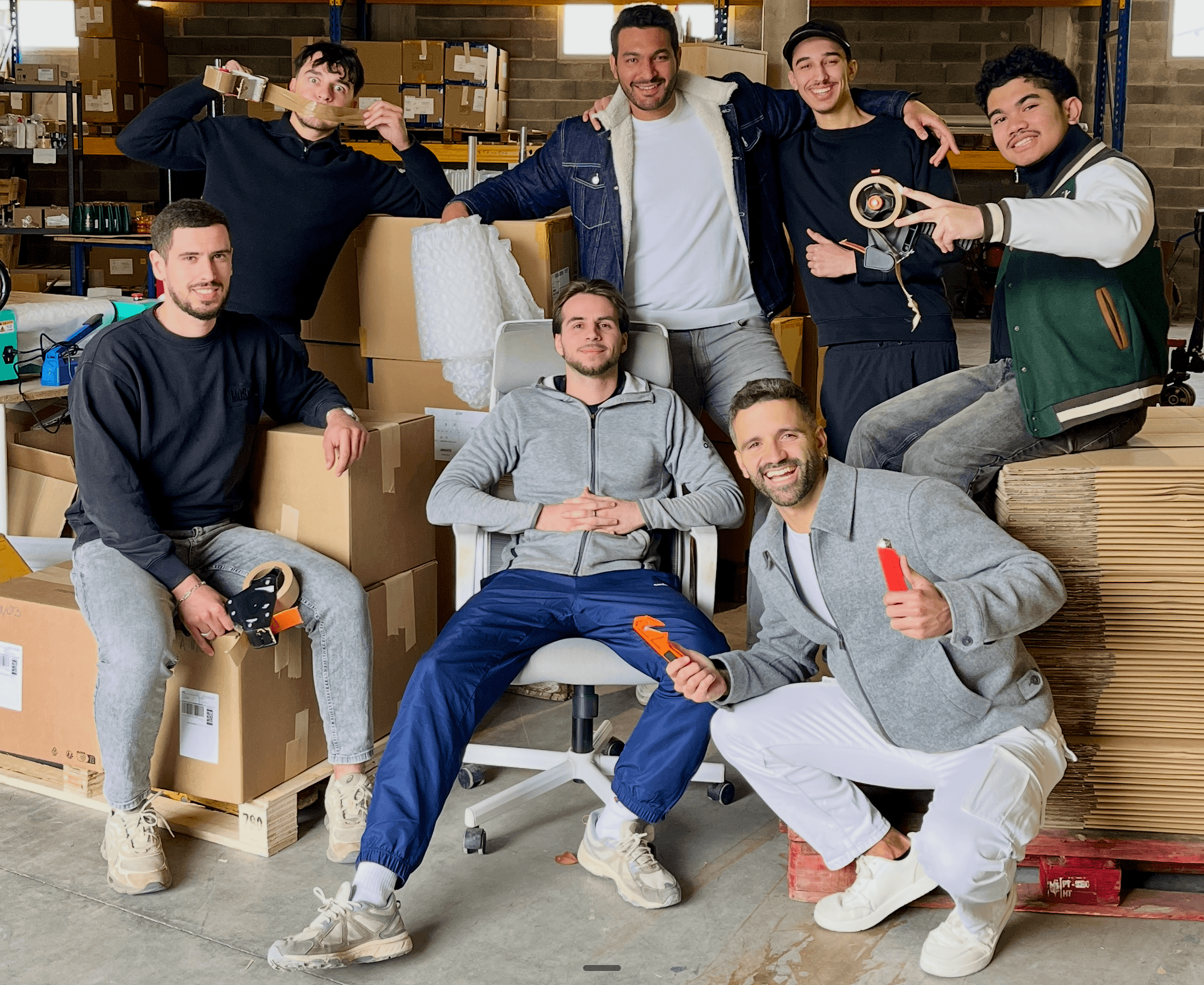 L'équipe FBG-PREP au complet dans l'entrepôt de Mudaison, entourée des cartons en préparation